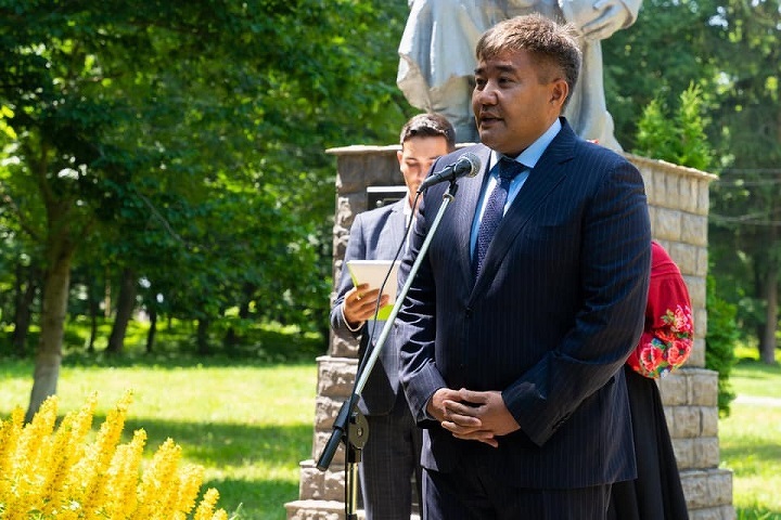 Дархан Калетаев, посол Казахстана в Украине, на открытии памятника летом 2021 года