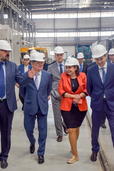 Глава МИИР РК Каирбек Ускенбаев и Жанна Бектемирова на открытии новой производственной линии