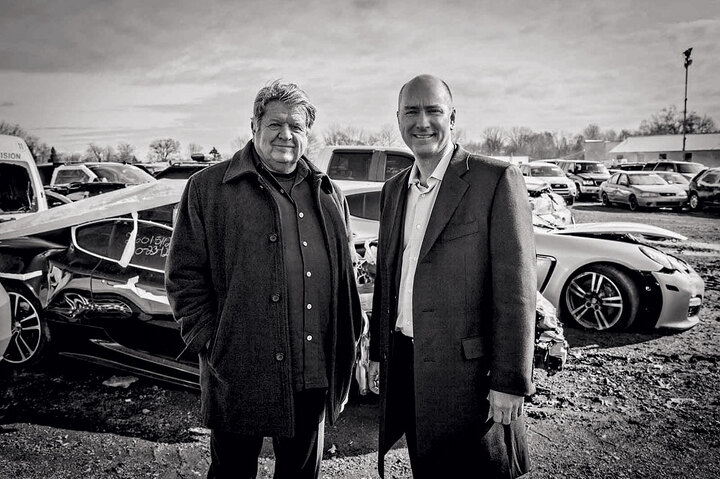 Уиллис Джей Джонсон (слева) нанял на работу на тот момент девятнадцатилетнего Адэра в 1989 году. Сегодня и основатель компании, и его зять стали миллиардерами благодаря росту цен на акции Copart с января 2019-го на 150 %.