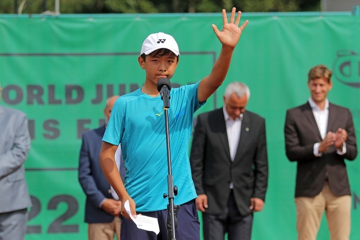 Зангар Нурланулы на торжественной церемонии открытия 2022 ITF World Junior Tennis Finals.