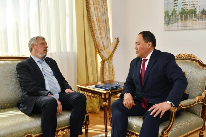 Петр Врублевский и заместитель министра иностранных дел Казахстана Ермухамбет Конуспаев