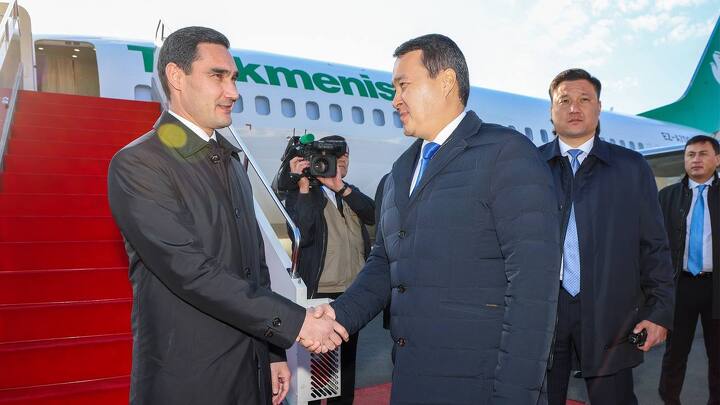 Его встретил премьер-министр Казахстана Алихан Смаилов