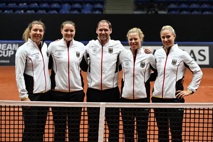 Женская сборная Германии. Слева направо: Фридзам, Нимайер, Шуттлер, Зигемунд и Кербер