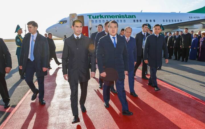 Большинство участников прибыли в Астану еще накануне - 13 октября  столице Казахстана прошёл VI саммит Совещания по взаимодействию и мерам доверия в Азии. А утром 14 октября в Казахстан прилетел президент Туркменистана Сердар Бердамухамедов