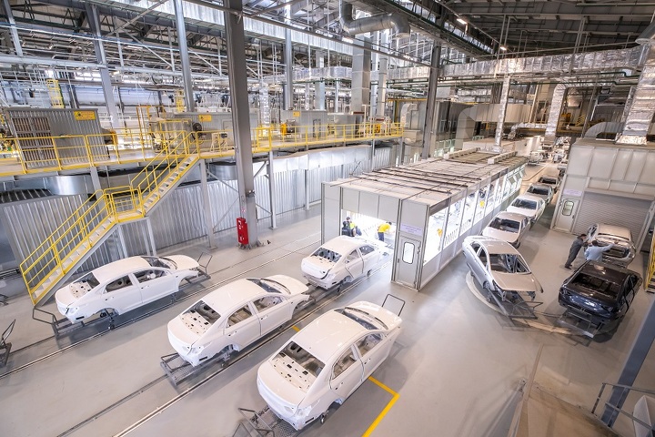 Автомобили после окрашивания кузова находятся в очереди перед покрытием лаком