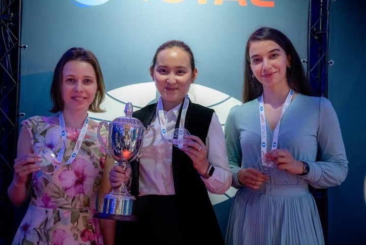 Победительницы 4-го этапа женского Гран-при ФИДЕ 2019-20 в Гибралтаре (слева направо: Мария Музычук, Жансая Абдумалик и Гюнай Мамедзаде)