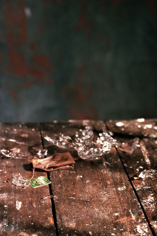 Елена и Виктор Воробьевы, «Безумное чаепитие», 2004. Фотопечать на глянцевой бумаге. Каждая панель 120 х 80 см (47.2 x 31.4 ин), 1x из 5 копий + 1 AP. Произведение можно увидеть на выставке «Пища для ума» до 2 ноября