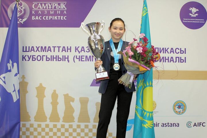 Жансая Абдумалик с чемпионским кубком.