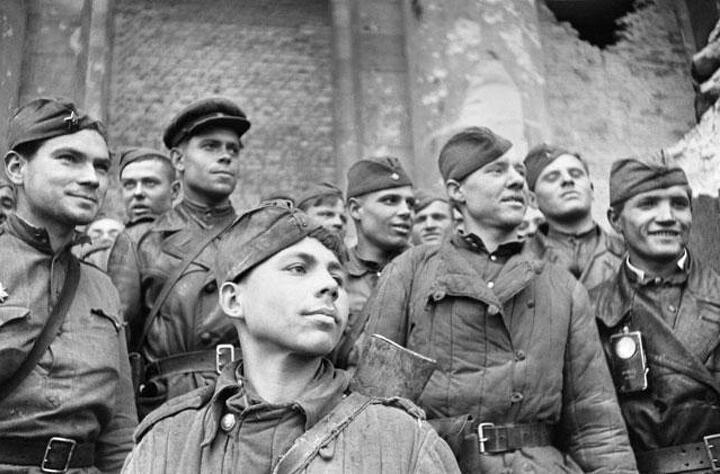 Григорий Булатов (на переднем плане) на ступенях Рейхстага. 3 мая 1945 года Григорий Булатов (на переднем плане) на ступенях Рейхстага. 3 мая 1945 года