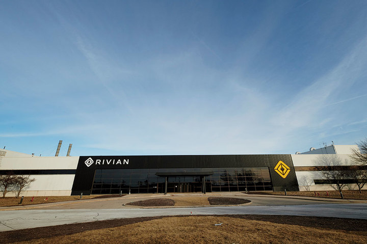 Полный Нормал. Производственный комплекс Rivian в штате Иллинойс располагается на территории бывшего завода Mitsubishi. Многие из бывших сотрудников вернулись на новое производство. Скариндж намеревается также приобрести расположенную неподалеку ферму, чтобы поставлять на завод свежие продукты. Полный Нормал. Производственный комплекс Rivian в штате Иллинойс располагается на территории бывшего завода Mitsubishi. Многие из бывших сотрудников вернулись на новое производство. Скариндж намеревается также приобрести расположенную неподалеку ферму, чтобы поставлять на завод свежие продукты.