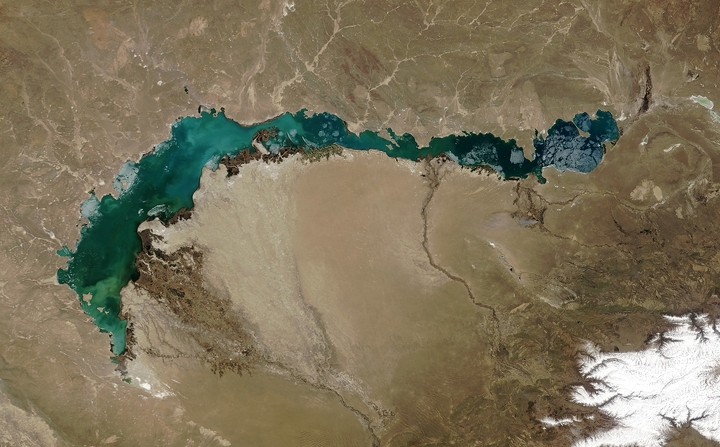 Озеро Балхаш в апреле 2003 г. (NASA) Озеро Балхаш в апреле 2003 г. (NASA)