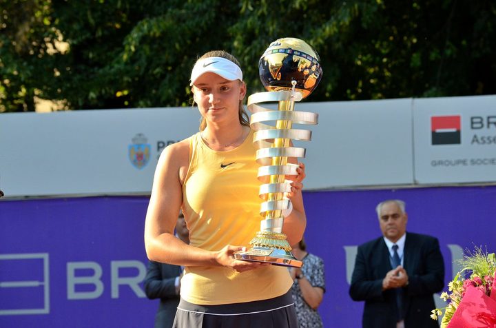 Елена Рыбакина со своим первым большим трофеем – кубком за победу в Бухаресте. 