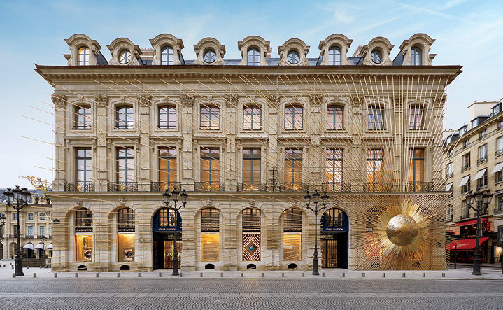 Версальский дворец от Vuitton Магазин Louis Vuitton на Пляс-Вандом в Париже напоминает о первом магазине бренда, который открылся неподалеку от этого места в 1854 году Версальский дворец от Vuitton Магазин Louis Vuitton на Пляс-Вандом в Париже напоминает о первом магазине бренда, который открылся неподалеку от этого места в 1854 году