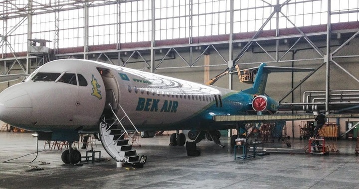 Самолет Fokker-100 на техническом обслуживании в Bek Air Самолет Fokker-100 на техническом обслуживании в Bek Air
