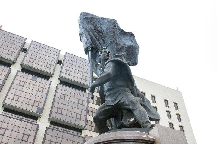 Памятник Евгению Рахимжанову в Нур-Султане Памятник Евгению Рахимжанову в Нур-Султане