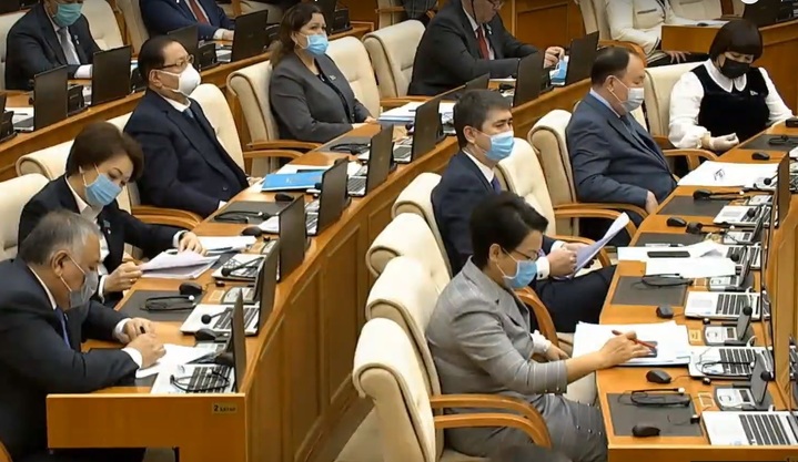 Пленарное заседание мажилиса 26 марта 2020. Скриншот видео с прямой трансляции заседания.