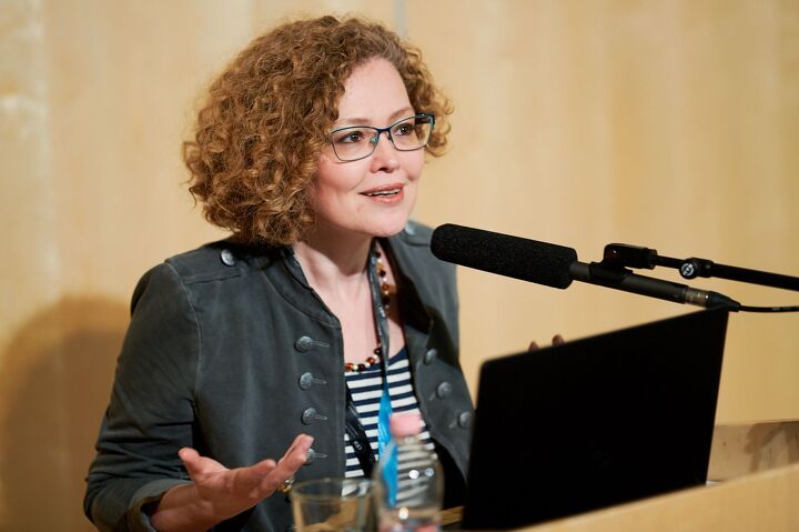 Мадина Тлостанова