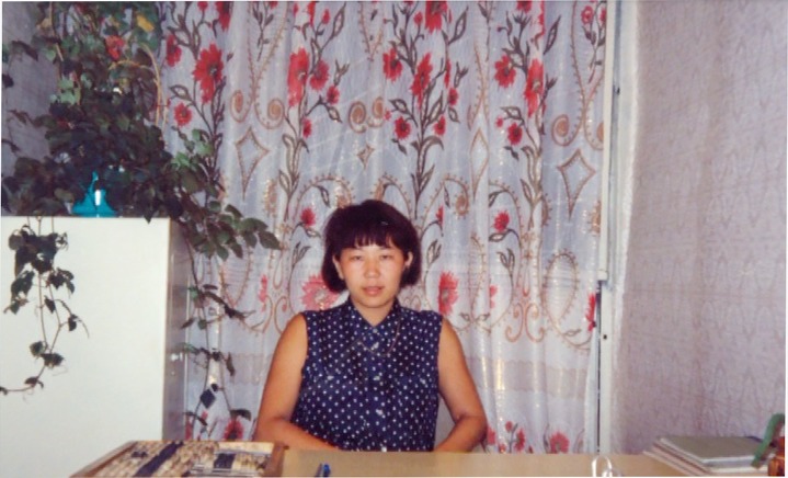 1996 год. Чинара Бугимбаева занимается бухгалтерией. В этом ей помогают счёты