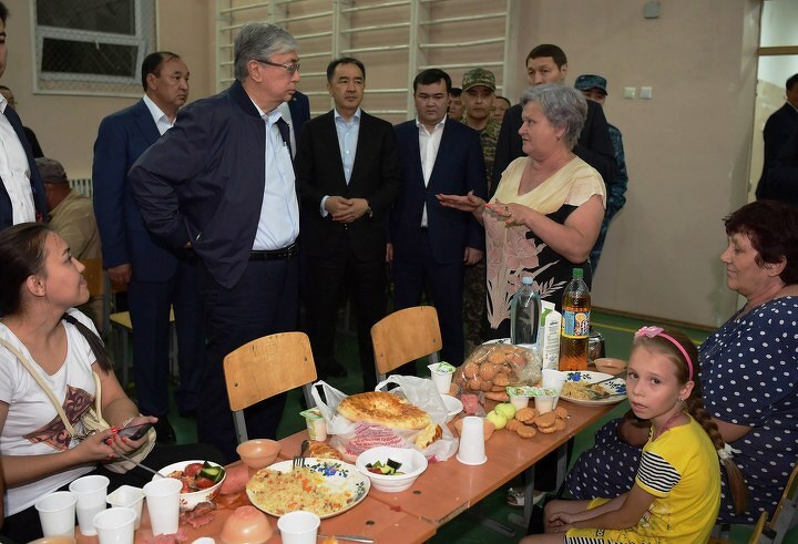 Президент Токаев в Арыси после взрывов на складе боеприпасов