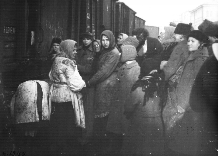 Раздача картофеля населению Петрограда. 24 ноября 1920.