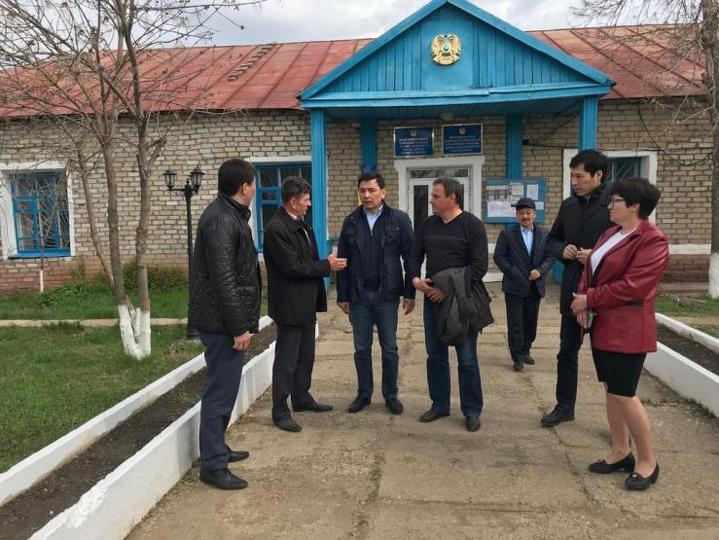 Алтай Кульгинов и депутаты мажилиса в районе Байтерек ЗКО