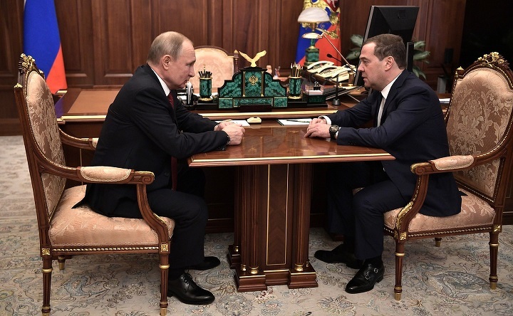 Владимир Путин и Дмитрий Медведев на встрече после оглашения послания президента Федеральному собранию
