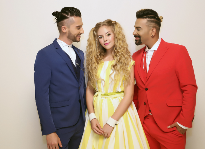 Anastasiia Bondarchuk with Rumberos band on a set for “Vona Taka” music video