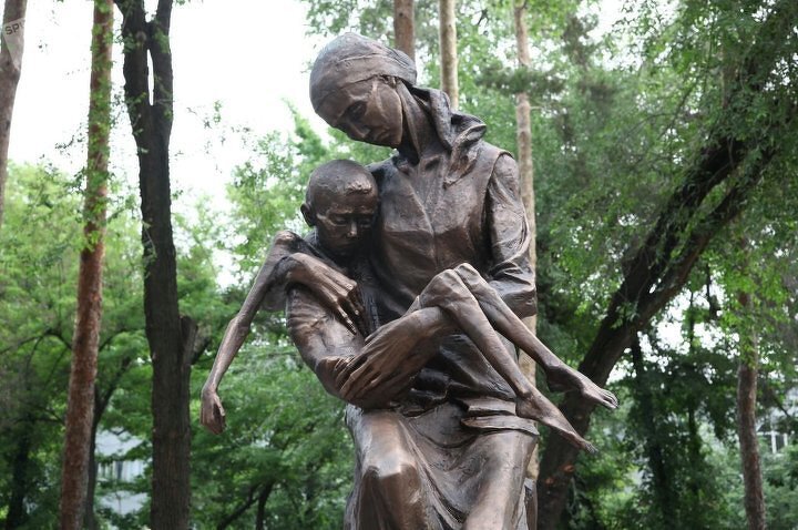 Памятник жертвам голодомора в Алматы