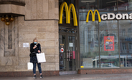 Жесты, педали, бесконтактные раковины: McDonald's составил новые правила для ресторанов после пандемии