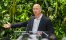 За два дня до выборов в США богатейший человек мира продал акции Amazon на $3 млрд