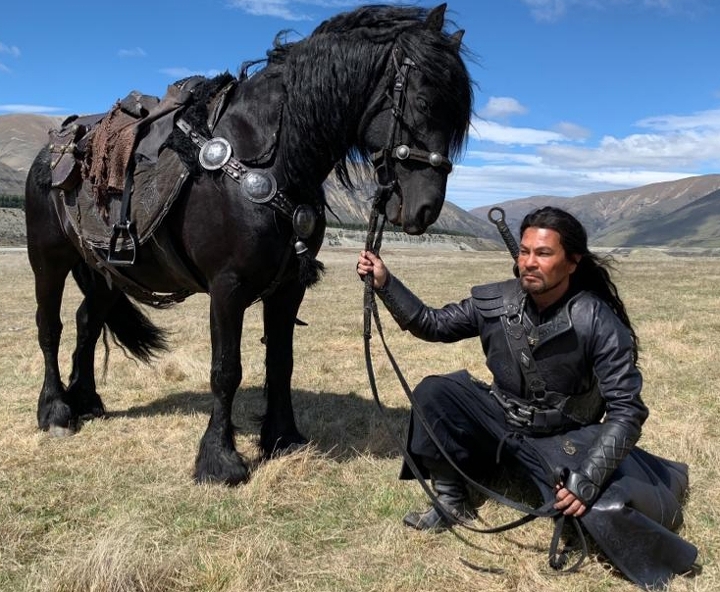 Олар порнографиялық фильмдер түсіріп, тобырдың ішінде барлығын ұрып жатыр.