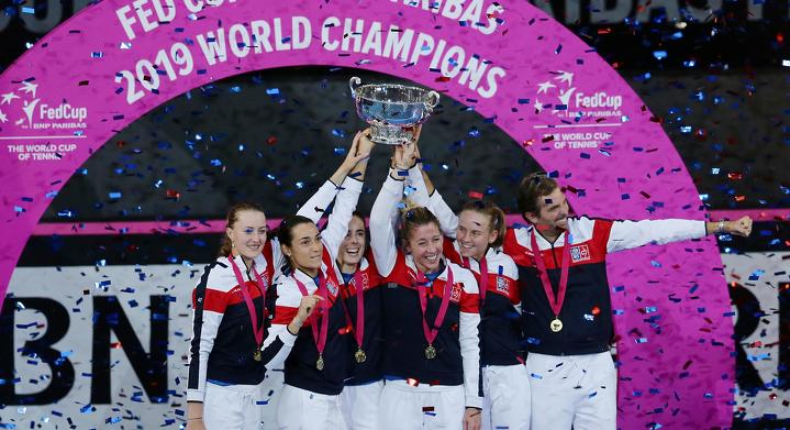 Сборная Франции (Кристина Младенович, Каролин Гарсия, Ализе Корне, Полин Пармантье, Фиона Ферро и капитан команды Жюльен Беннето) – триумфатор Fed Cup 2019. 