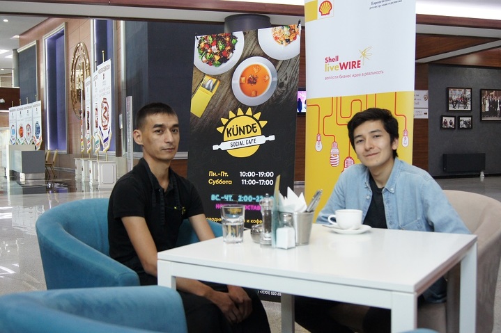 Сотрудник кафе Жанат и Маулен Ахметов