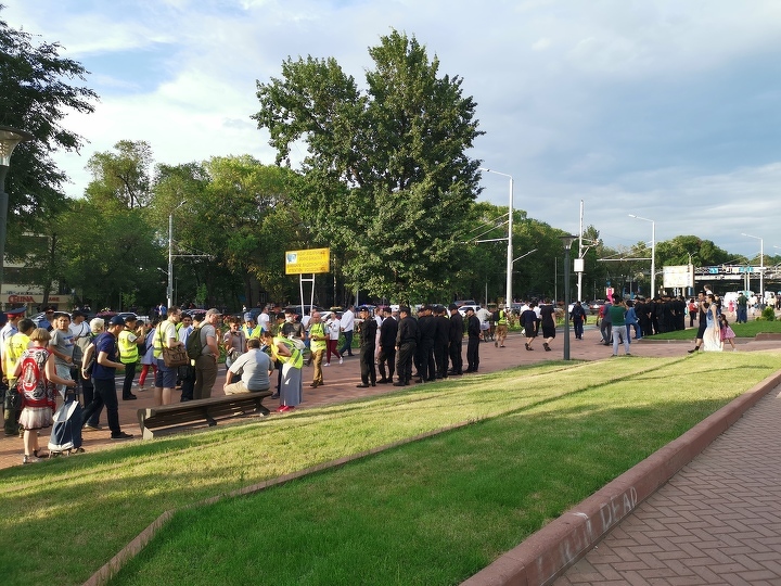 Митинг на проспект Абая перед Дворцом спорта в Алматы, 2019