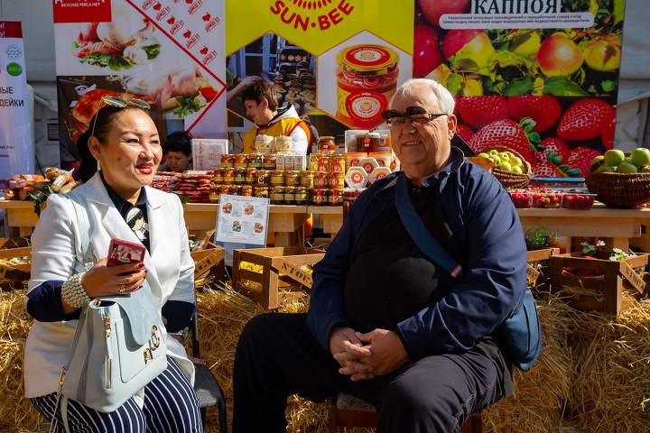 Сергей Терещенко возле продукции собственного производства