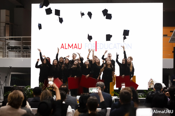Выступление студентов AlmaU