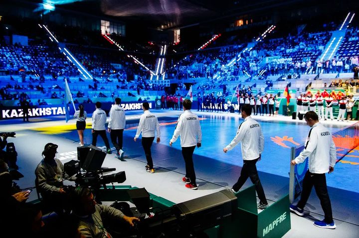 Сборная Казахстана выходит на Центральный корт во время торжественной церемонии открытия финального турнира