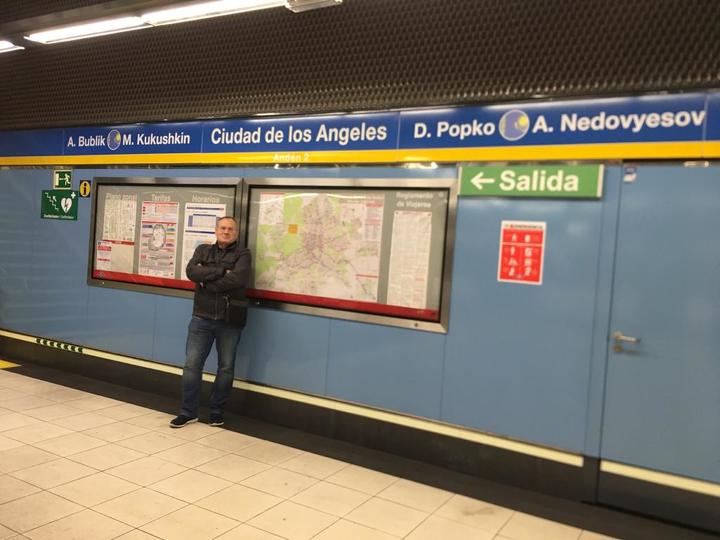 Желтая линия (Line 3) мадридского метро, которой можно доехать до стадиона La Caja Mágica, насчитывает 18 станций. Организаторы оригинально анонсировали команды-участницы финального турнира, «отдав» каждой из них одну из станций Line 3. Казахстану досталась Ciudad de los Angeles