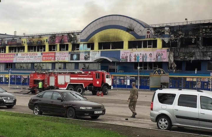 Последствия пожара в торговом доме «Адем» в Алматы в 2015