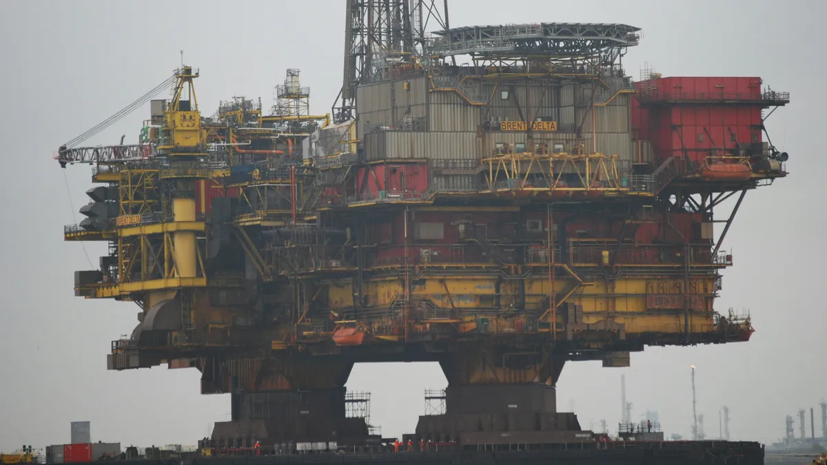нефтяная платформа добывать нефть brent котировки баррель