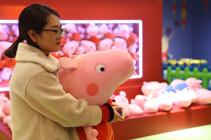 People visit the Ppeppa Pig-themed pop-up store to preheat the upcoming movie People visit the Ppeppa Pig-themed pop-up store to preheat the upcoming movie