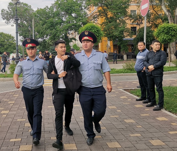 Массовые задержания на площади Астаны в Алматы 12 июня 2019.
Фото: Жанна Байтелова