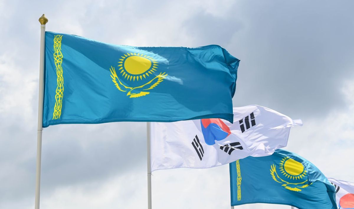 Флаги Казахстана и Южной Кореи 