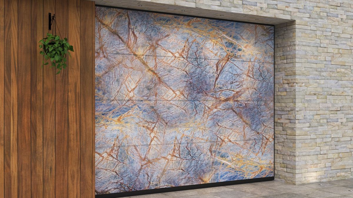 Цифровая печать на воротах, на поверхностях помещений