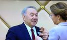 Дарига Назарбаева вручила Нурсултану Назарбаеву знак «Почётный сенатор»