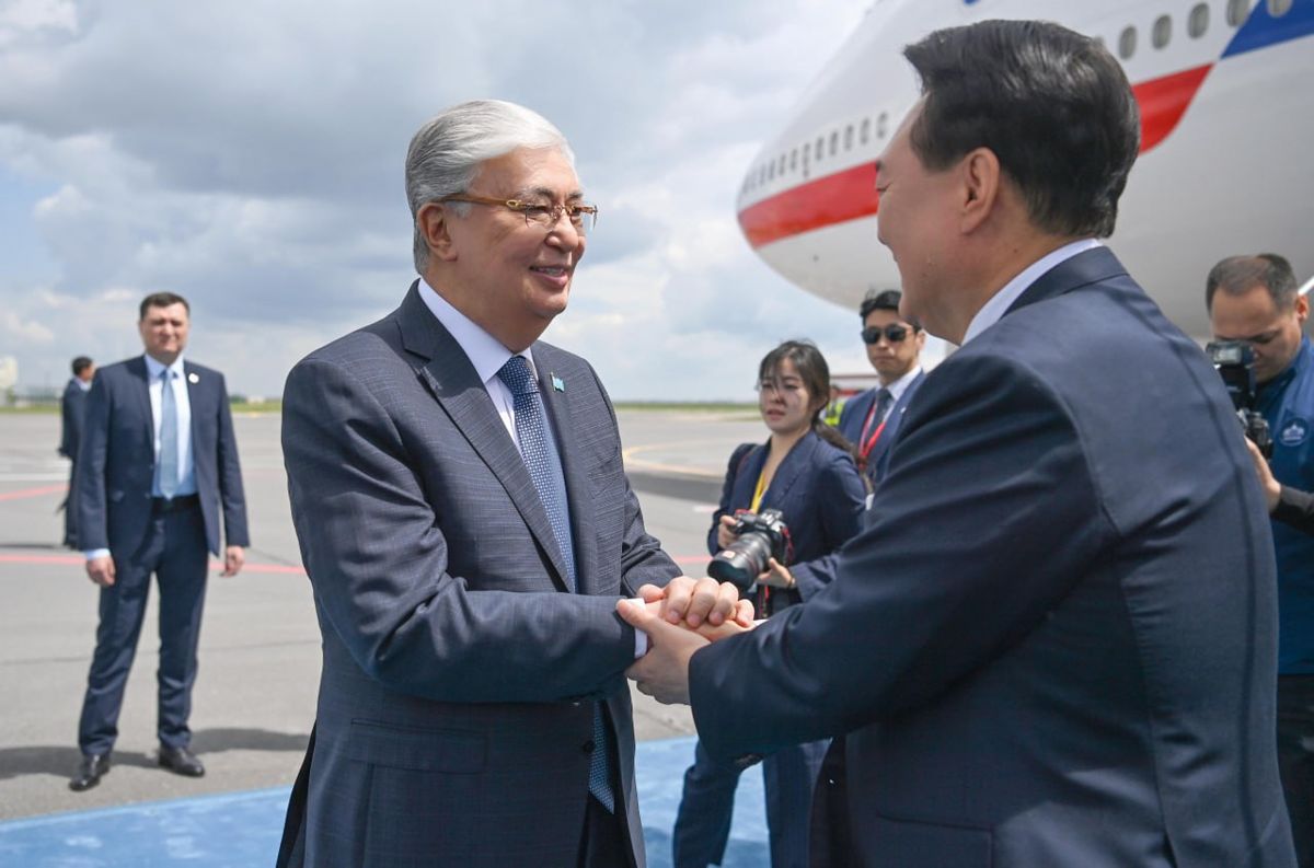 Президенты Казахстана и Южной Кореи прощаются у самолета 