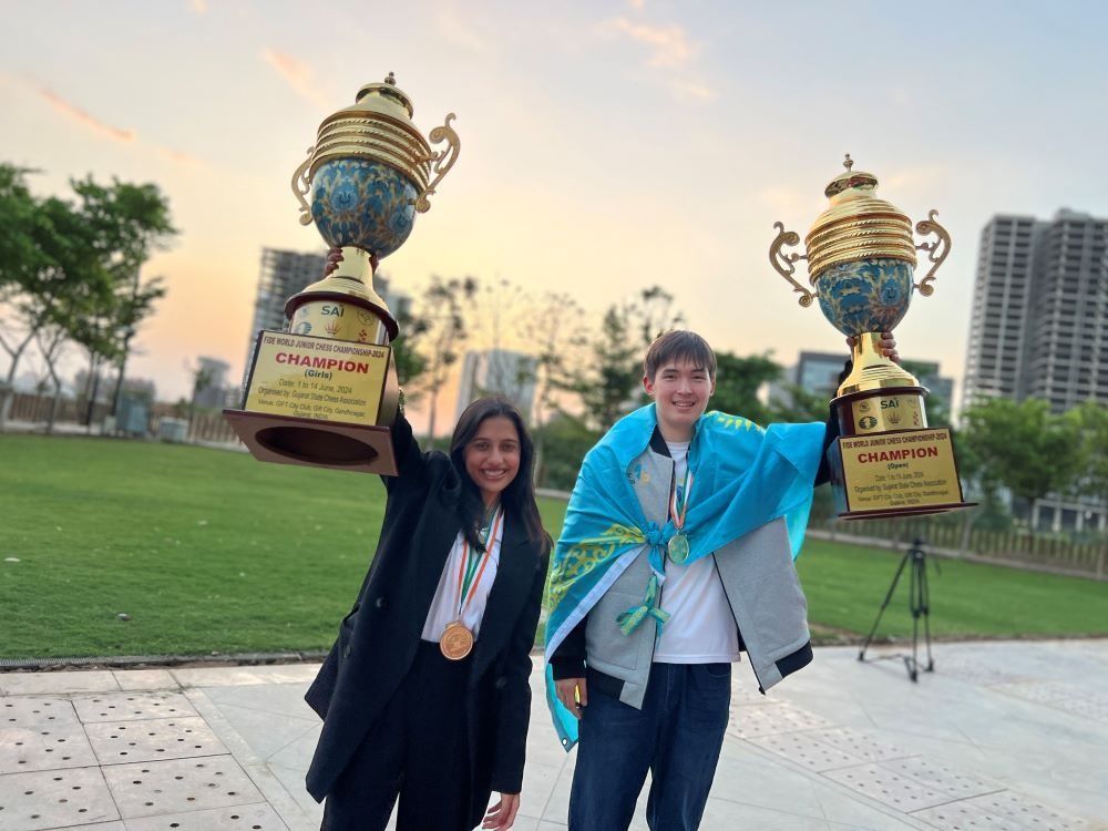 Чемпионы мира 2024 года по шахматам (до 20 лет) Дивья Дешмух (Индия) и Казыбек Ногербек (Казахстан)
