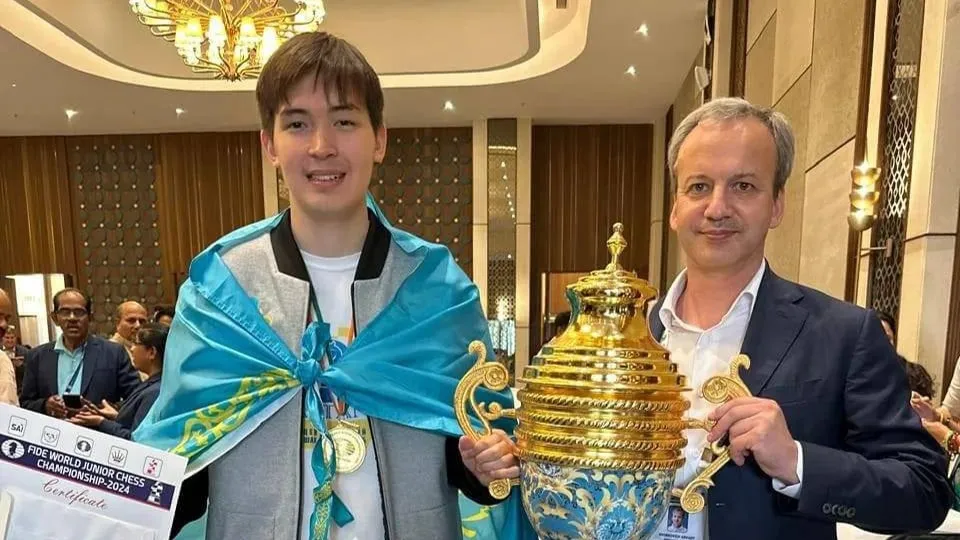 Чемпион мира 2024 года по шахматам (до 20 лет) Казыбек Ногербек и президент ФИДЕ Аркадий Дворкович