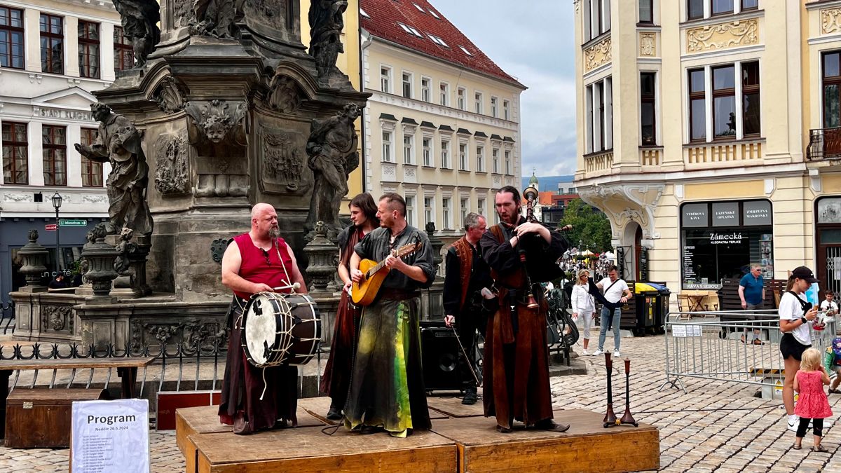 Музыканты на ярмарке в городе Теплице