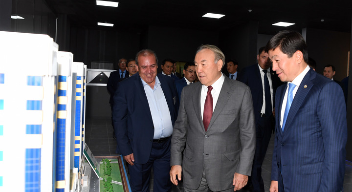 Нурсултан Назарбаев с акимом Алматы Бауыржаном Байбеком